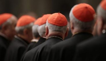 Piden al Gobierno poner suma urgencia a proyecto que obliga a sacerdotes a denunciar casos de abuso sexual