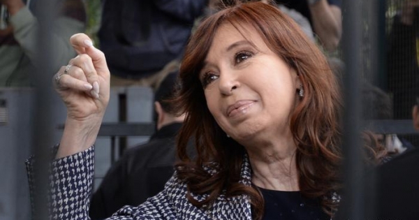 Rechazan suspender el primer juicio por corrupción contra Cristina Fernández