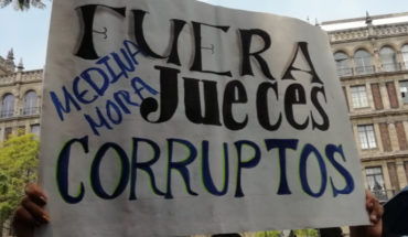 Seguidores de AMLO van contra el Poder Judicial en marcha cívica