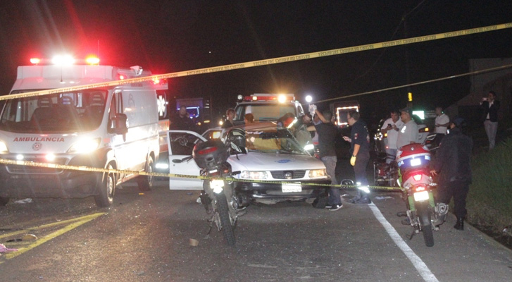 Una muerta y 2 heridos en choque de camión urbano contra taxi en Uruapan, Michoacán
