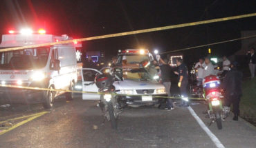 Una muerta y 2 heridos en choque de camión urbano contra taxi en Uruapan, Michoacán