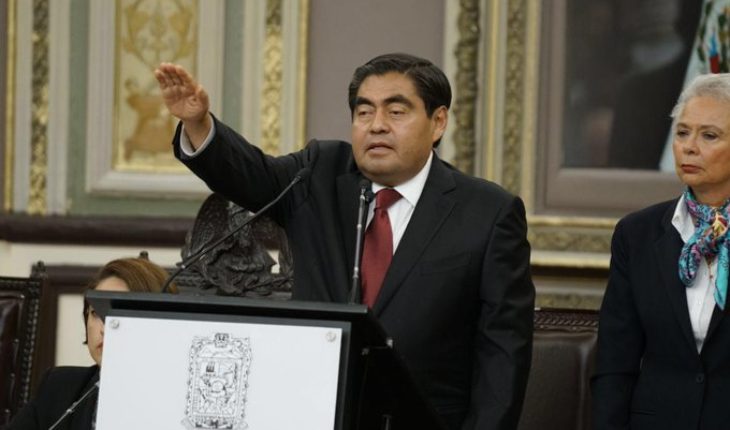 translated from Spanish: Barbosa protests as governor and points out debt in Puebla