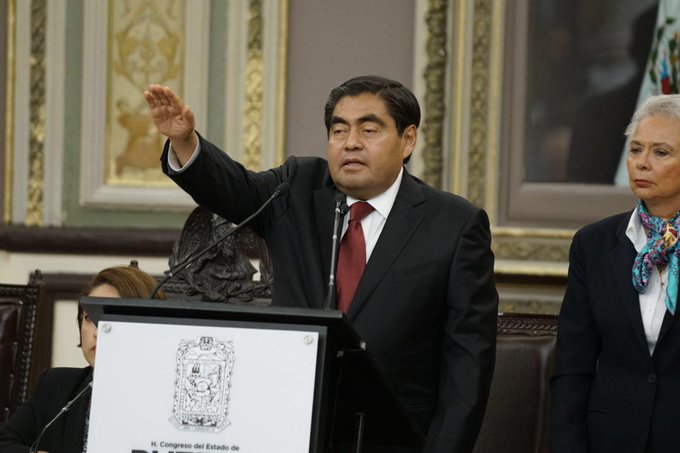 Barbosa protests as governor and points out debt in Puebla