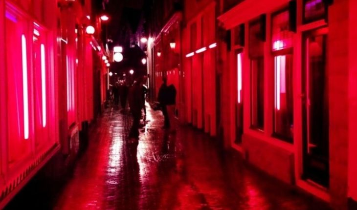 translated from Spanish: Controversy in Holland: they want to move the Red Light District in Amsterdam