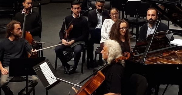 "Diaspora Sinfónica", a show with 50 migrant musicians on stage