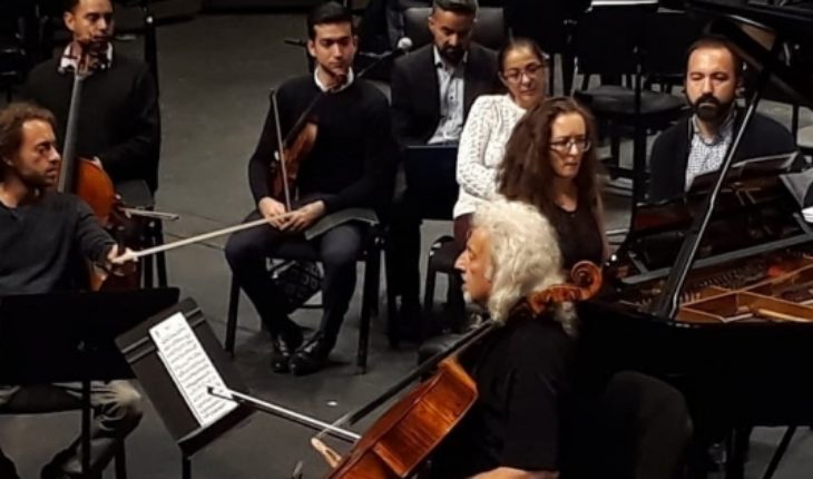 translated from Spanish: “Diaspora Sinfónica”, a show with 50 migrant musicians on stage