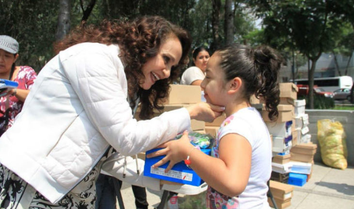 translated from Spanish: Dolores Padierna, meputof of Morena, gives pirate tennis to children