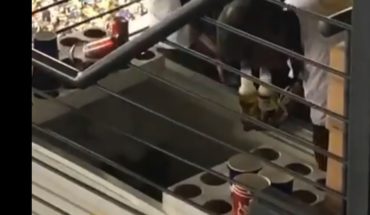 translated from Spanish: Employees of the Aztec Stadium reducing beer with water (Video)