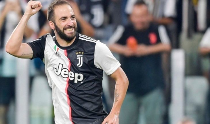 translated from Spanish: Juventus defeated Napoli 4-3 with a golazo by Gonzalo Higuain