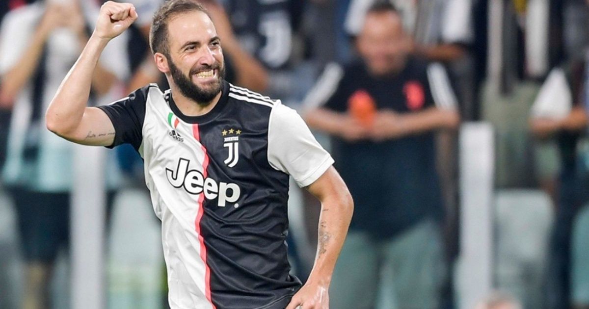 Juventus defeated Napoli 4-3 with a golazo by Gonzalo Higuain