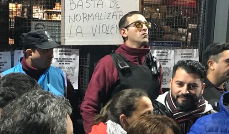 translated from Spanish: Protest in front of supermarket where a man who stole food was killed