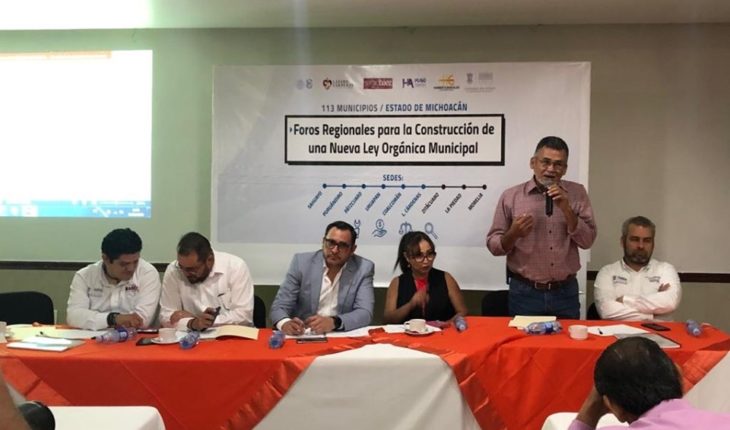 translated from Spanish: Sergio Báez reiterates commitment to the municipalities of Michoacán