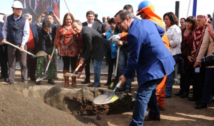 translated from Spanish: With time capsule and neighborhood party was laid the first stone of the future Brazil Park