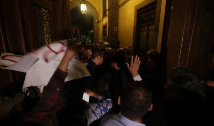 Comerciantes bloquean los accesos a Palacio Nacional