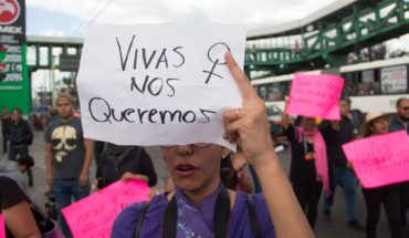 En silencio, mujeres marchan en la CDMX contra los feminicidios