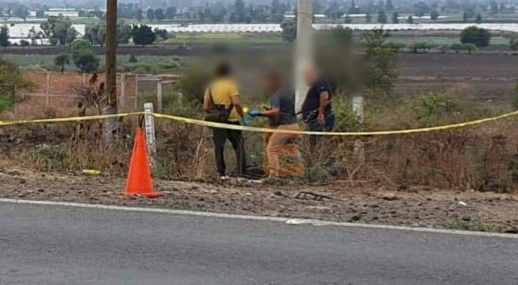 Encuentran el cadáver de una mujer en la orilla de la carretera libre Uruapan-Ziracuaretiro