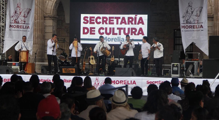 Grupo musical Los Guaraguao deleitan a los morelianos