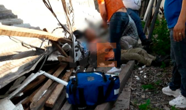 Grúa que maniobraba un contenedor se destroza, una persona resultó herida en LC, Michoacán