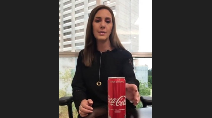 #LadyCocaCola la mujer que pide no consumir el refresco por publicidad "grosera"