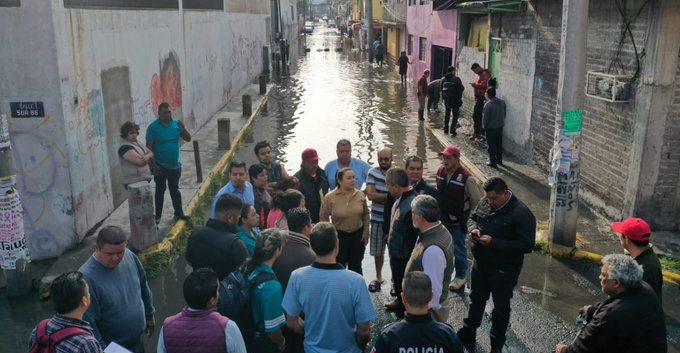 Lluvias provocan inundaciones en colonias de Ecatepec, una plaza y un hospital