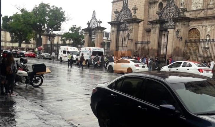 Moto atropella a 2 peatonas al derrapar afuera de Catedral en Morelia, Michoacán