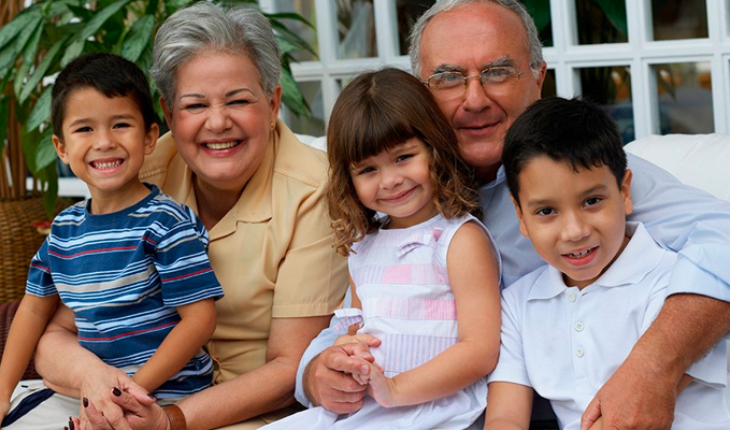 Nietos pueden alargar la vida de sus abuelos, afirma estudio