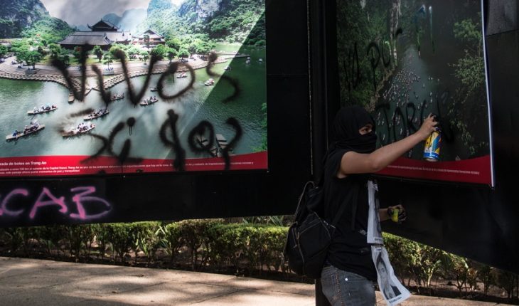 Pintas en el Metro y destrozos en protesta de Ayotzinapa