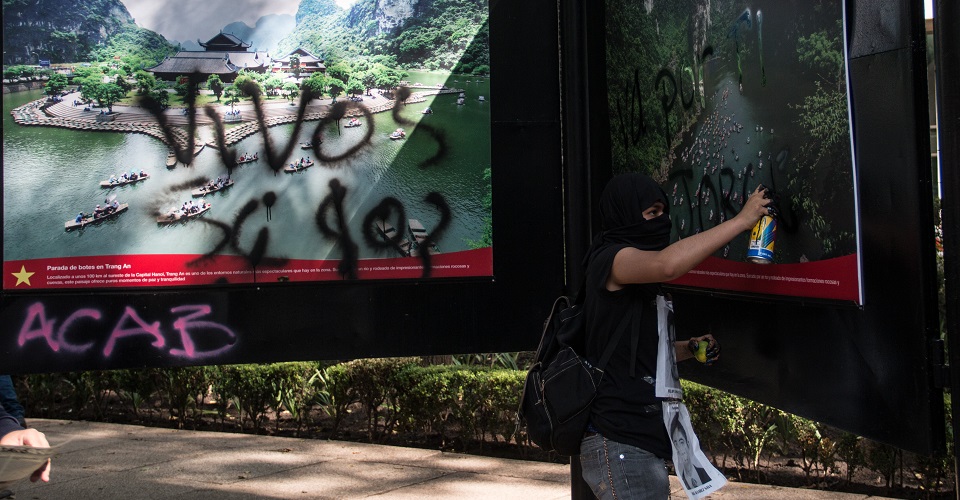 Pintas en el Metro y destrozos en protesta de Ayotzinapa
