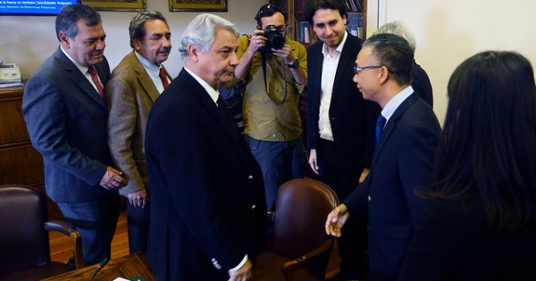Polémica entre el diputado Bellolio y el embajador chino abre flanco para la Cancillería