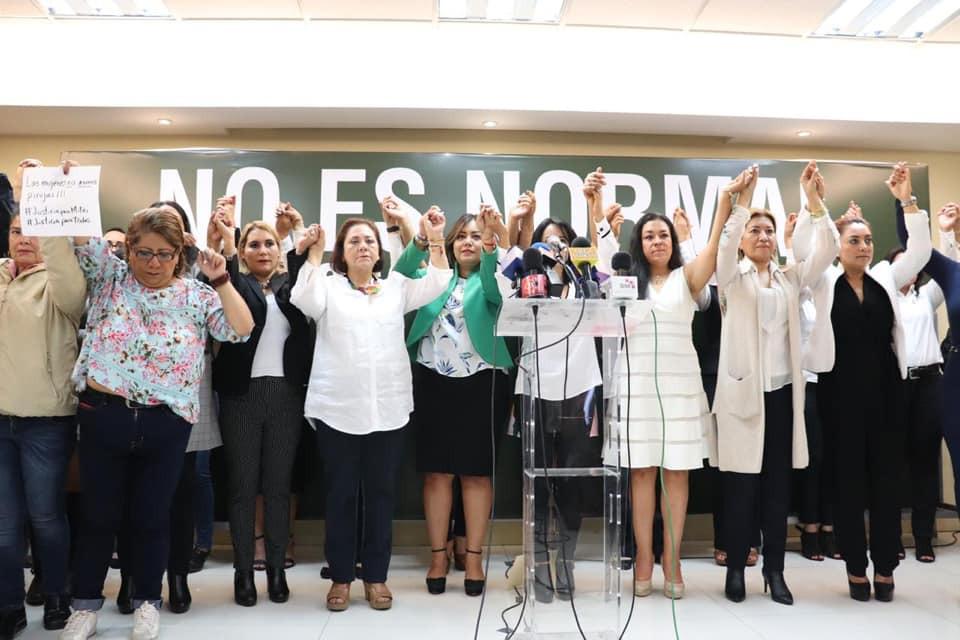 Se unen funcionarias y organizaciones feministas para exigir la destitución de José Manuel Mireles