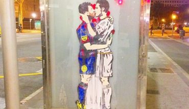 Subastan el mural con el beso entre Messi y Cristiano Ronaldo en Barcelona
