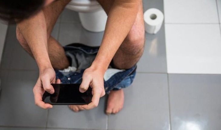 translated from Spanish: All in excess is bad: warn of hemorrhoid generation from cell phone use in the bathroom