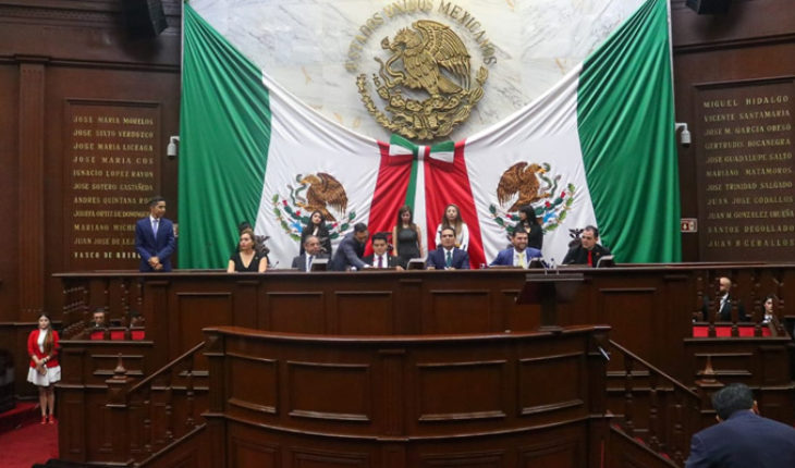 translated from Spanish: Among supporters, second legislative year kicks off of the Michoacán Congress