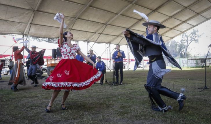 translated from Spanish: Celebrations of Fiestas Patrias begin with scissors in O’Higgins Park