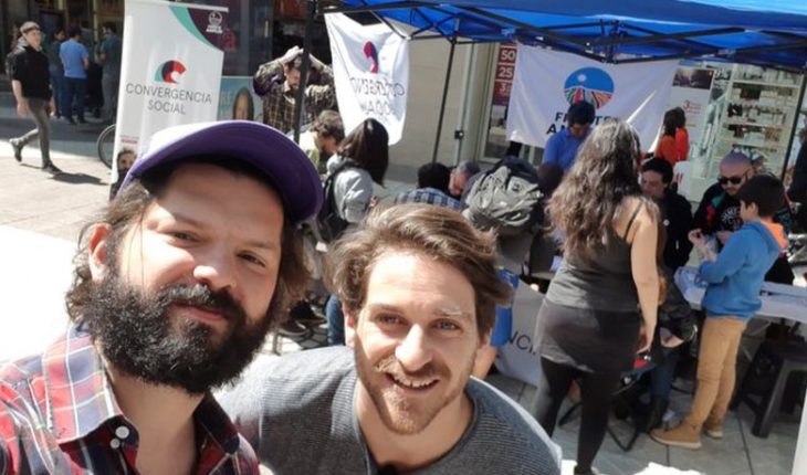 translated from Spanish: Deputies Winter and Boric go out to seek signatures to legalize new Social Convergence party