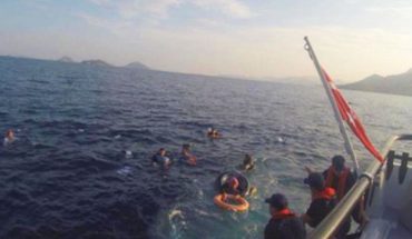 translated from Spanish: Fourteen migrants rescued after their boat sank off Turkey’s shores