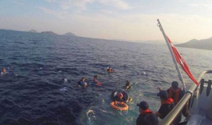 translated from Spanish: Fourteen migrants rescued after their boat sank off Turkey’s shores