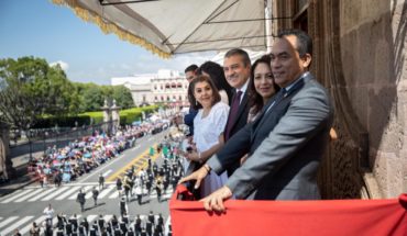 translated from Spanish: Harmony, good cheer and applause in parade commemorating the Struggle of Independence: Raúl Morón