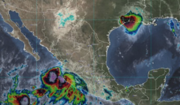 translated from Spanish: Hurricane Lorena make landfall in Jalisco; in Colima leaves floods