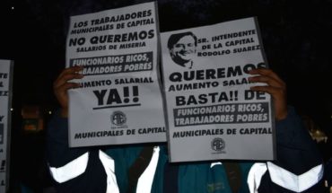 translated from Spanish: Inauguration and protest in the remodeled Plaza España