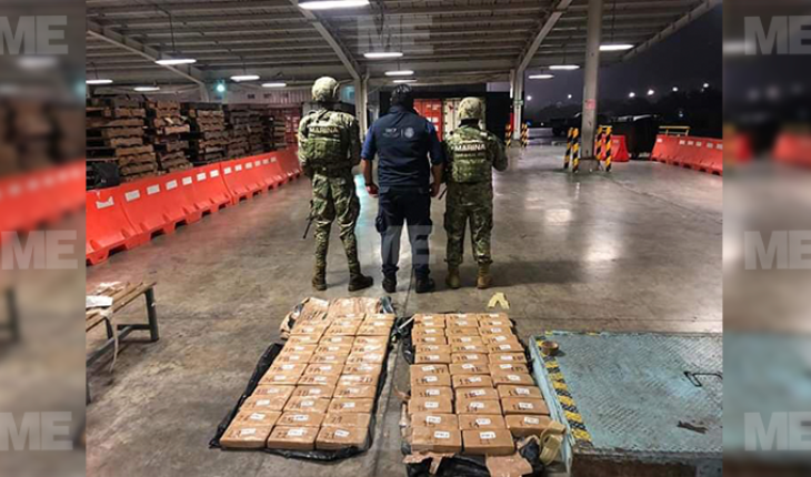 translated from Spanish: Marinos securing 70 packs of cocaine in Lazaro Cardenas