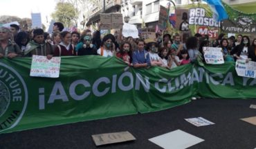 translated from Spanish: Massive youth march across the country against climate change