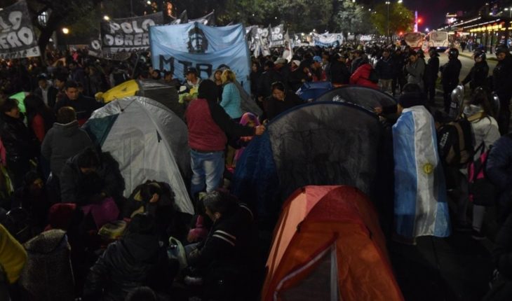 translated from Spanish: Social movement camp: wait for food emergency