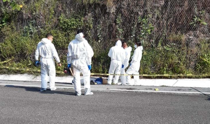 translated from Spanish: They find a body shot in a ditch on the Morelia-Salamanca motorway
