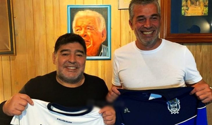 translated from Spanish: Today Maradona arrives in Gymnastics: he will lead a practice and give a lecture