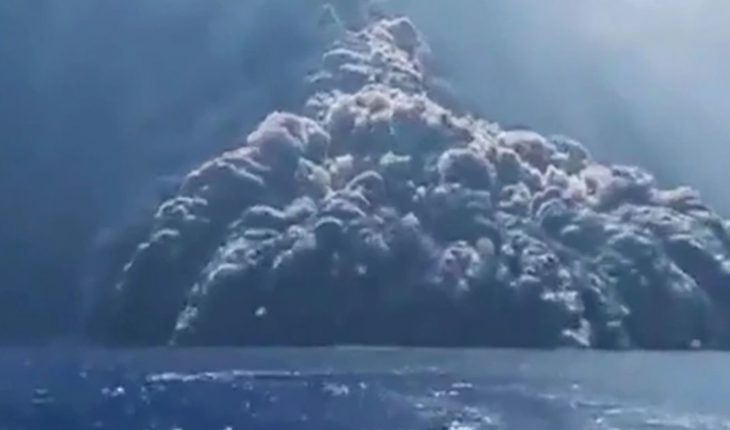 translated from Spanish: Video: Tourists flee by boat from the eruption of Stromboli volcano