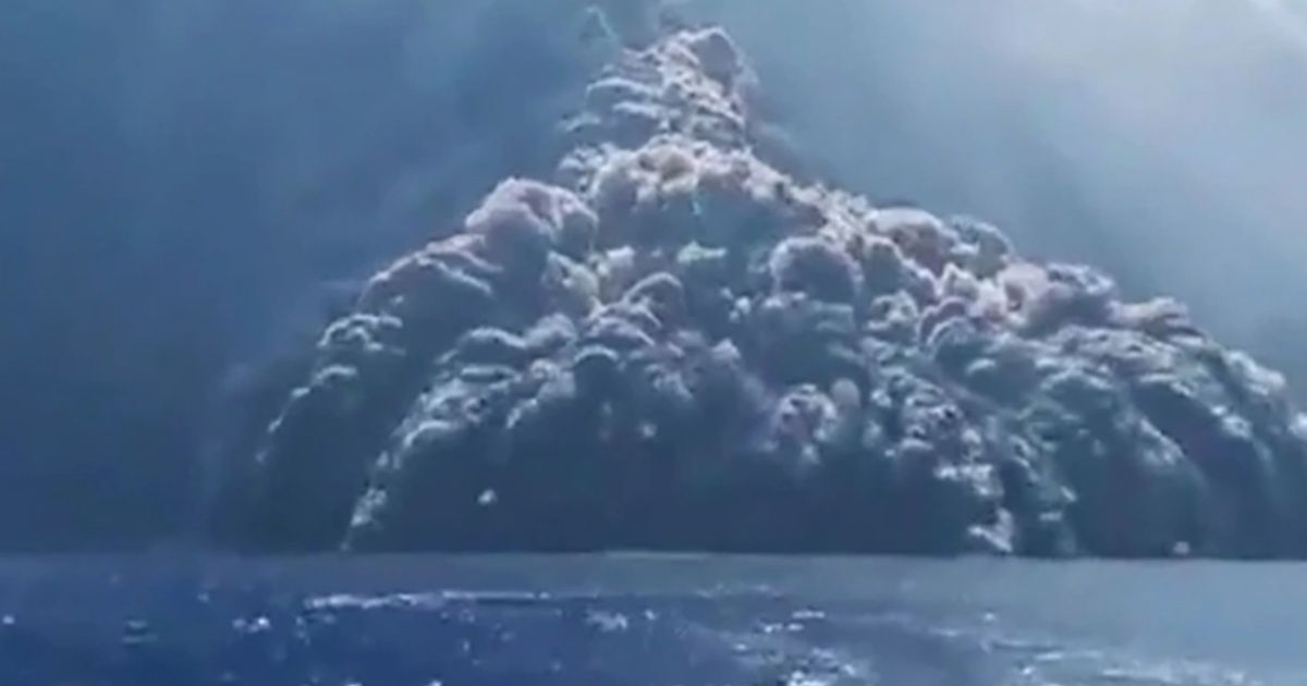 Video: Tourists flee by boat from the eruption of Stromboli volcano