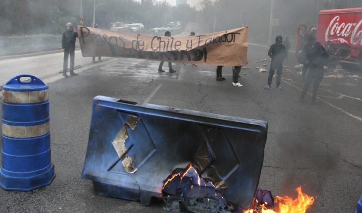 Encapuchados bloquean Insurgentes Sur; reclaman por Ecuador y Chile