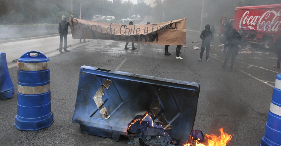 Encapuchados bloquean Insurgentes Sur; reclaman por Ecuador y Chile