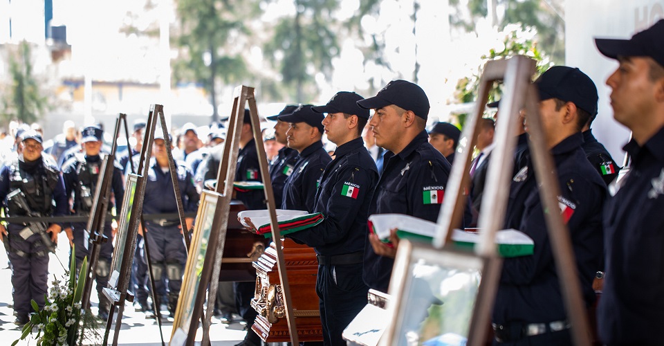 Familias de policías reclaman al gobernador de Michoacán